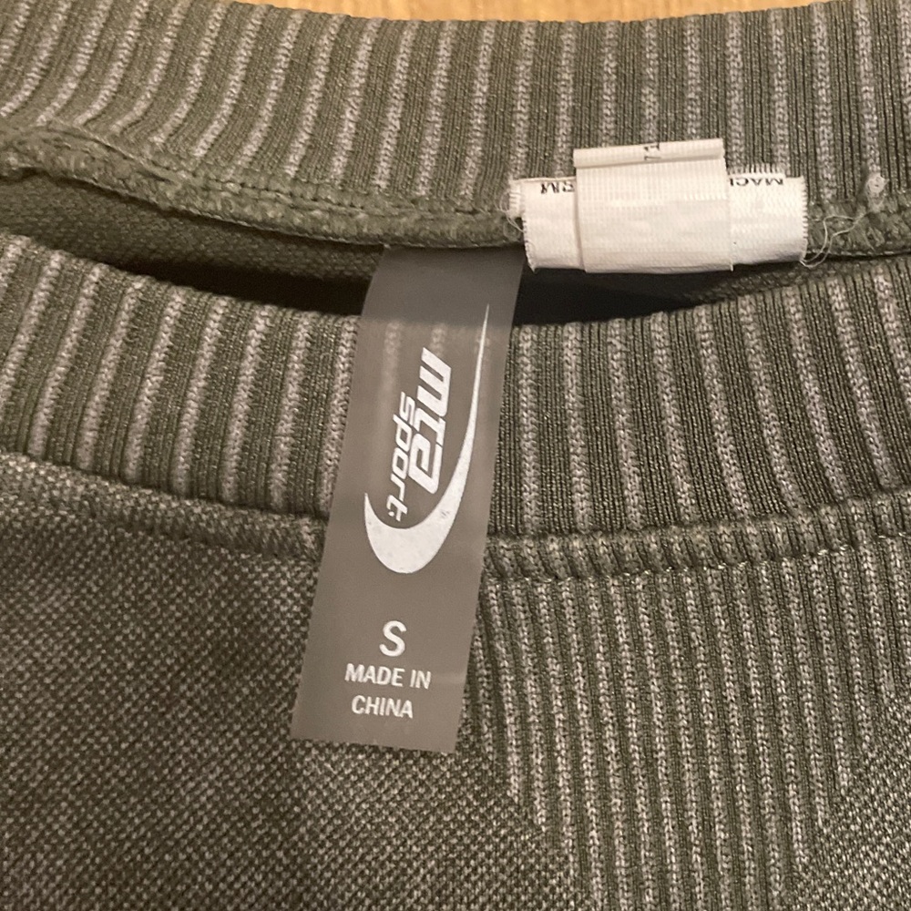 Workout top - Picture 5 of 6